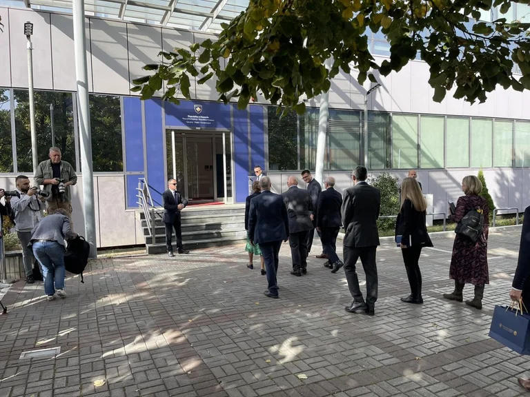 Senatorët amerikanë i shkojnë në zyre Kurtit