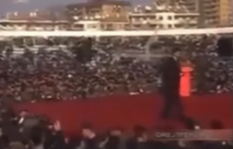 Dëgjojeni momentin kur u këndua kënga e njohur “Mora fjalë” nga Qazim Beka, vetëm tre vjet pas rënies heroike të Jasharajve (VIDEO)