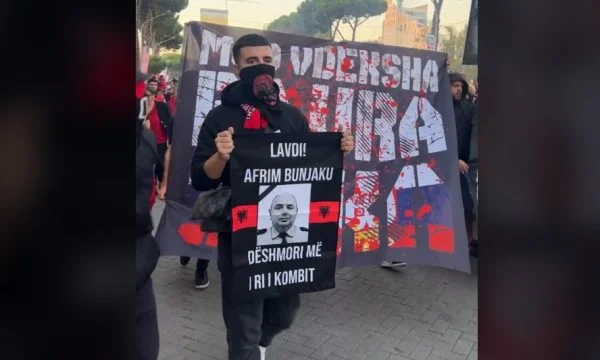 Në Shqipëri sonte përmes një parulle po nderohet edhe heroi i ri i kombit, Afrim Bunjaku