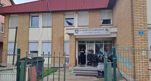 Lirohen dy edukatoret që akuzohen se rrahen trevjeçarin në Fushë Kosovë