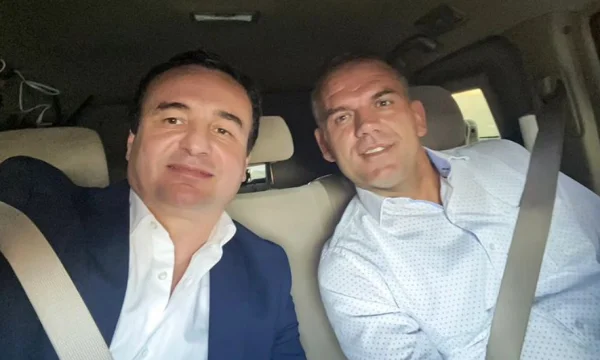 Albin Kurti niset për Shqipëri bashkë me djalin e Adem Jasharit: Forca djema, Evropiani po na pret