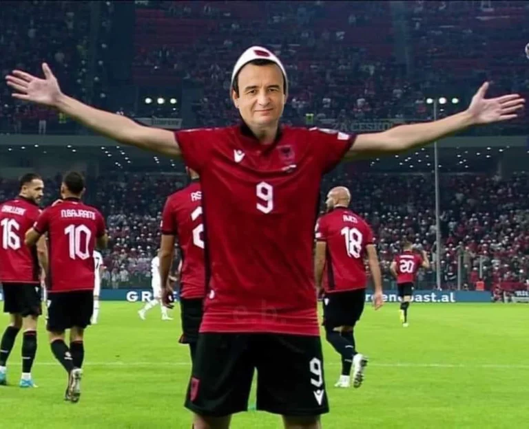 Le conseiller de Kurt ne comprend pas le tableau, s'enorgueillit.