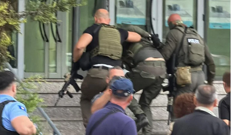 Lirohet nga QKUK-ja terroristi serb që u plagos në Banjskë, dërgohet në paraburgim
