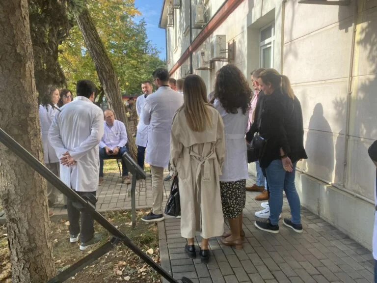 Specializantët në protestë, paralajmërojnë radikalizim të masave