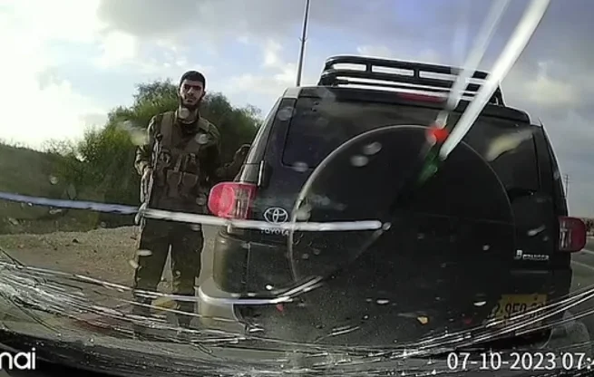 E rëndë: Momenti kur shoferi qëllohet me automatik nga militantët e Hamasit(VIDEO)