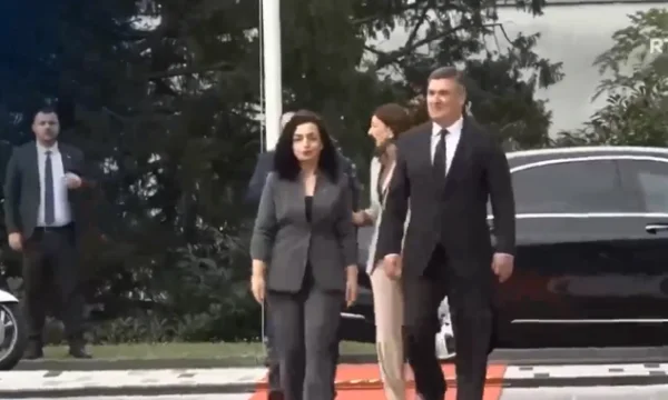 Presidenti kroat e pret me ceremoni shtetërore Osmanin