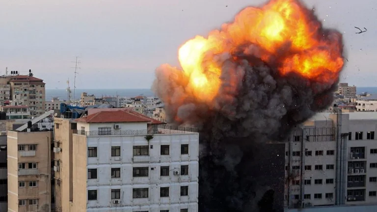 Momenti kur raketa izraelite godet bankën kombëtare islamike në Gaza