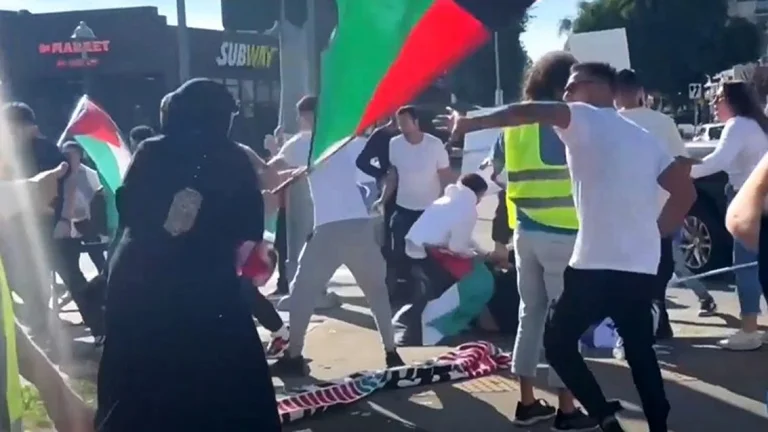 Mbështetësit e Palestinës dhe Izraelit përleshen në SHBA