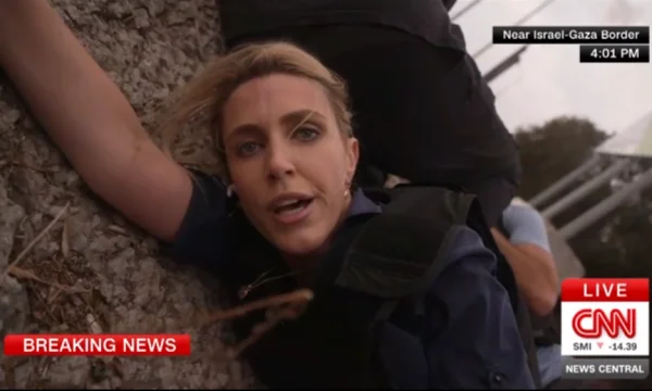 Dramatike: Gazetarja e CNN raporton e shtrirë në tokë, raketat fluturojnë mbi të në kufirin Izrael-Gaza