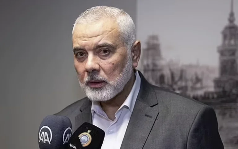 Lideri i Hamasit e shikoi live sulmin ndaj Izraelit dhe festoi me militantët e tij në zyrë