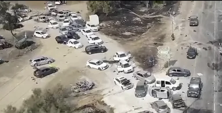 Pamje nga droni: Vendi ku terroristët e Hamasit vranë 260 persona në festivalin muzikor