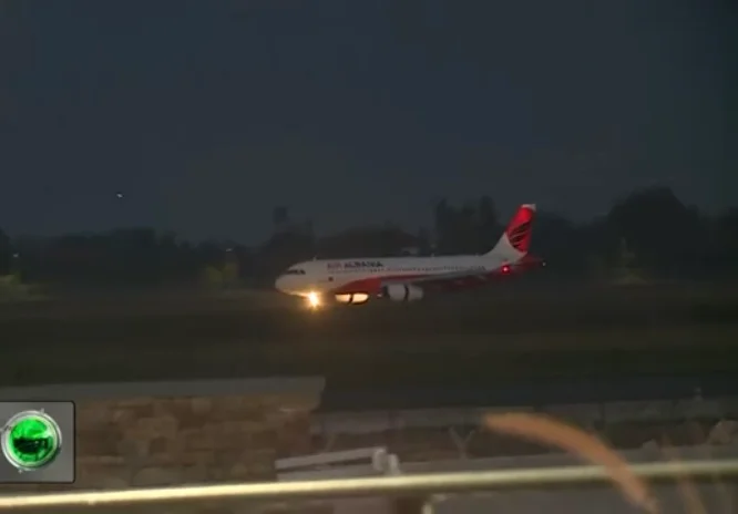 Realizohet operacioni sekret i Shqipërisë për evakuimin e shqiptarëve, avioni që erdhi nga Izraeli ateron në Tiranë