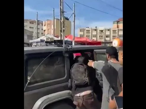Momenti kur merret peng një grua izraelite (VIDEO)