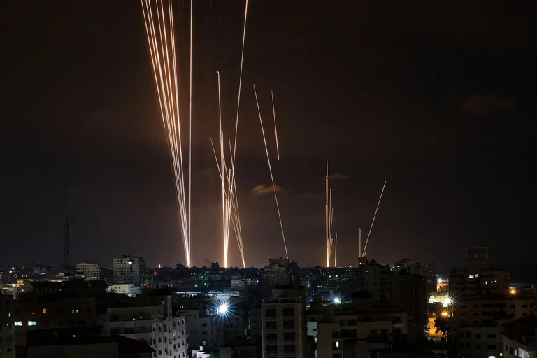 Hamasi pretendon se ka lëshuar 150 raketa të tjera drejt Tel Avivit