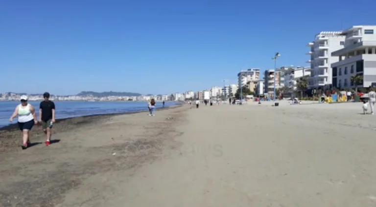 Vajza nga Durrësi e kap “mat” nënën e saj me burrë të huaj brenda shtëpisë
