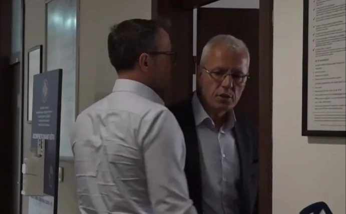 “A ke kërcënuar me kallashnikov”- Nervozohet keq burri i Albulena Haxhiut, e humbë kontrollën edhe Sami Kurteshi