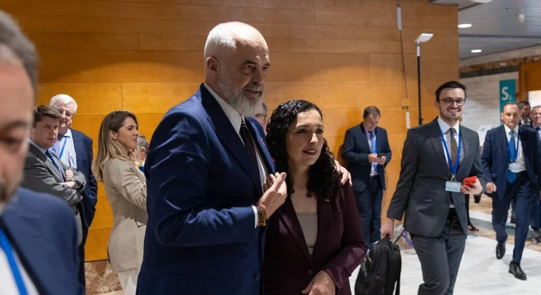 Rama shfaqet duke u përqafuar me Osmanin nga Samiti në Spanjë