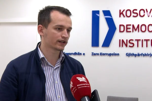 Cakolli nga KDI: Refuzimi për t’u përgjigjur në pyetje parlamentare është papërgjegjësi dhe shkelje e standardeve për qeverisje të mirë