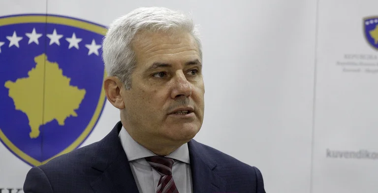 Reagon Sveçla për arrestimin e kameramanit gjatë kryerjes së detyrës