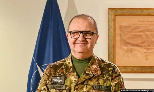 Komandanti i KFOR-it paralajmëron përforcime shtesë