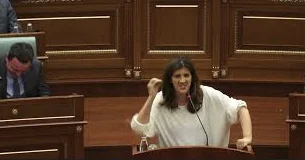 “Qeveri ma të pafytyrë kurrë s’ka pasë Kosova”, Ganimete Musliu pasi VV e kundërshtoi rezolutën për policinë