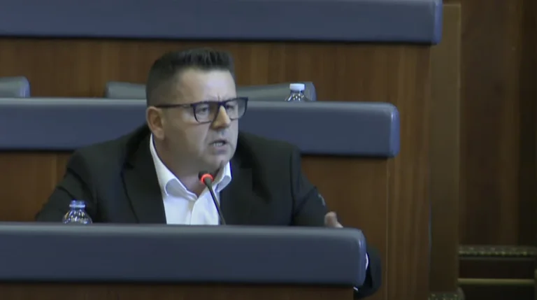 ‘Mos më shtin me t’ardhë qaty’: Bekë Berishën e nervozon deputeti i VV-së