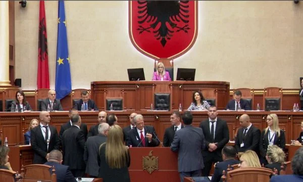 Veriu i Kosovës: Tensione në Kuvendin e Shqipërisë, Sali Berisha bllokon foltoren