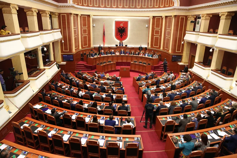 Seancë urgjente për Kosovën në Kuvendin e Shqipërisë