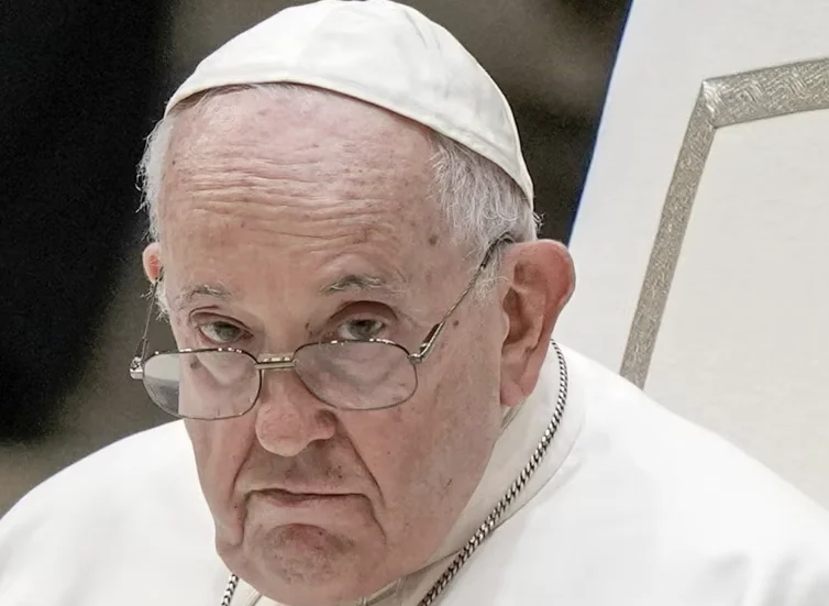 Papa sugjeron se Kisha Katolike mund t’i bekojë lidhjet mes personave të gjinisë së njëjtë