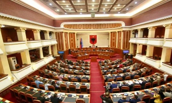 Kuvendi i Shqipërisë mban një minutë heshtje në nder të policit Afrim Bunjaku