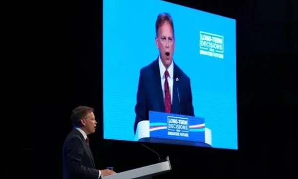 Tensionet në veri, Britania në ditët e ardhshme dërgon batalionin me 200 ushtarë në Kosovë, jepen detaje nga sekretari i mbrojtjes