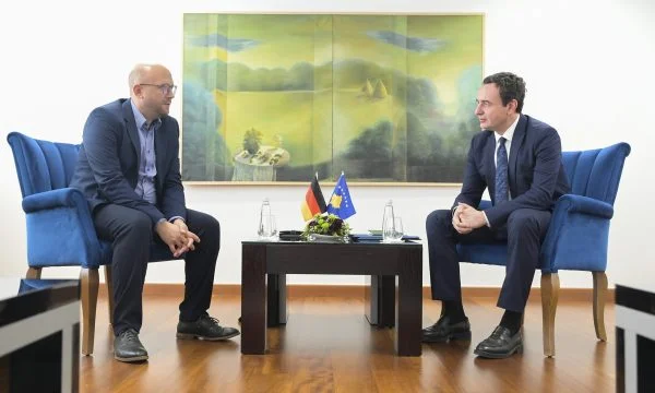 Emisari gjerman përsëri në Kosovë, Kurti: Serbia po kërcënon me agresion ushtarak