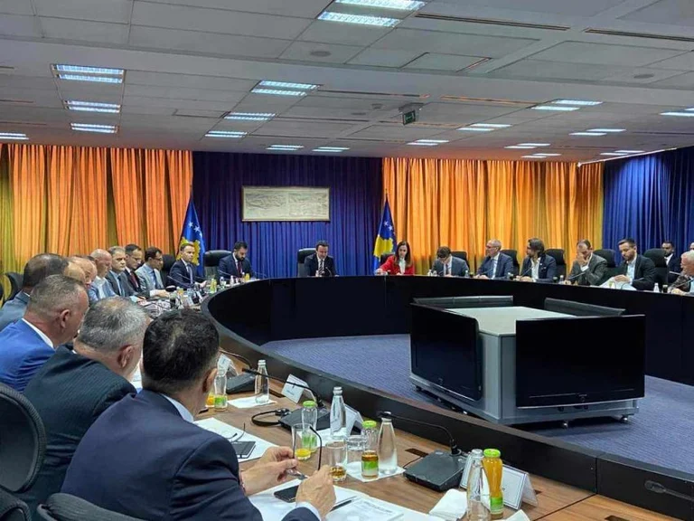 Kurti takon kryetarët e komunave, ata ia bëjnë 6 kërkesa (Përmbajtja)