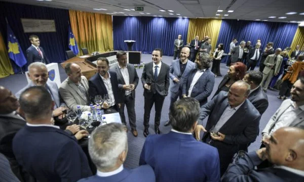 Nesër mbahet takim i përbashkët i Kurtit me kryetarët e komunave, MAPL’në dhe ministritë tjera të linjës