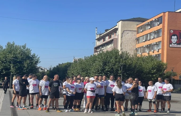 Sot mbahet vrapimi për ndërgjegjësimin ndaj kancerit të gjirit, merr pjesë Përparim Rama me bashkëshortenO