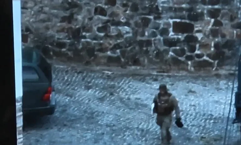 Kurti publikon pamje të 30 terroristëve që po sulmojnë Policinë e Kosovës