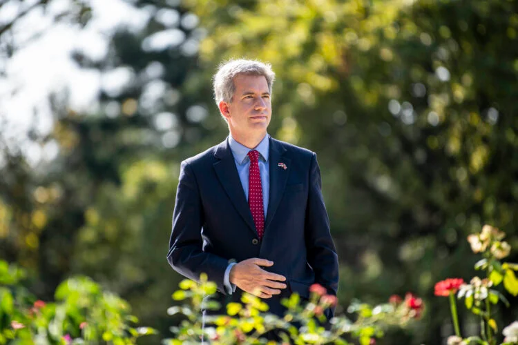 Ambasadori britanik në Beograd: Serbia t’i sjellë përgjegjësit para drejtësisë – shumë pyetje ende s’kanë përgjigje