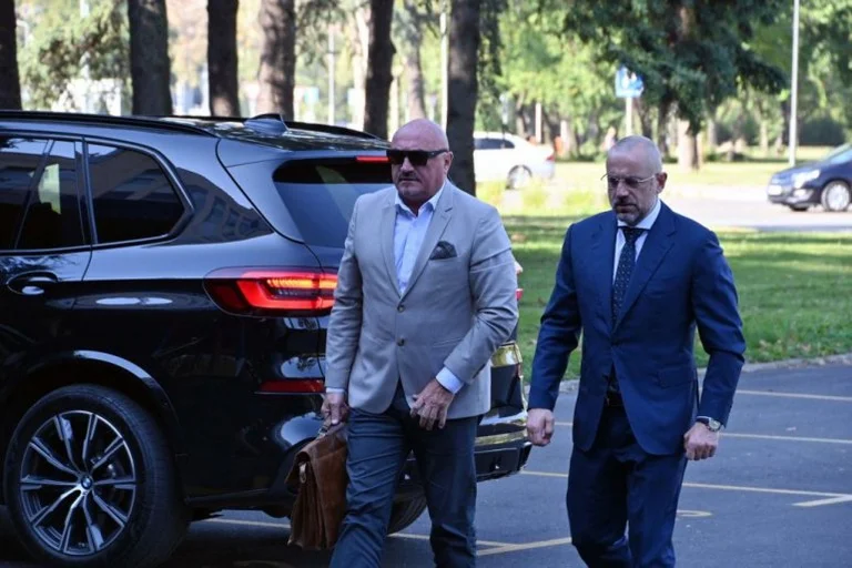 Kryeterroristi Milan Radojçiq shfaqet në publik, shkon në Ministrinë e Brendshme!