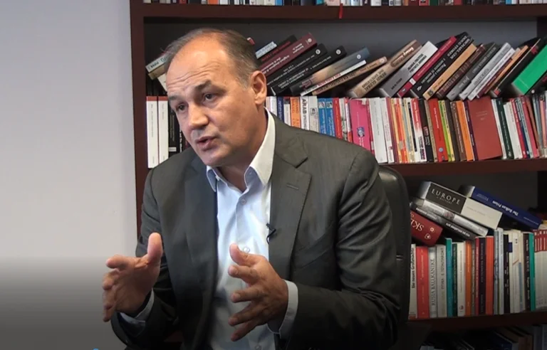 Hoxhaj Kurtit: Kryeministër hije, je mbuluar nga skandalet e ministrave tu