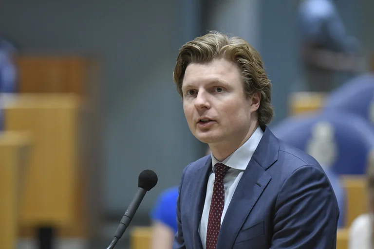 Deputeti holandez: Serbia po e rrezikon sigurinë evropiane – BE-ja të jetë më e ashpër ndaj saj
