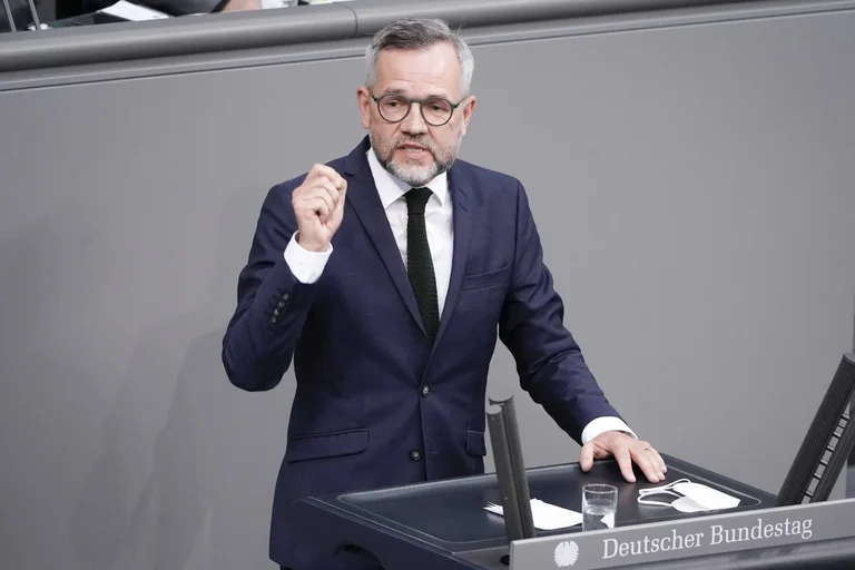 Ushtria serbe afër kufirit të Kosovës, ish-ministri gjerman: Ku dreqin është BE-ja?
