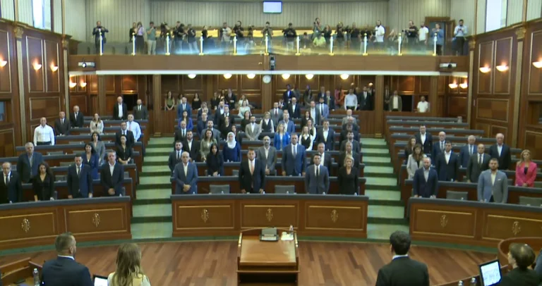 Kuvendi nis me një minutë heshtje për Afrim Bunjakun