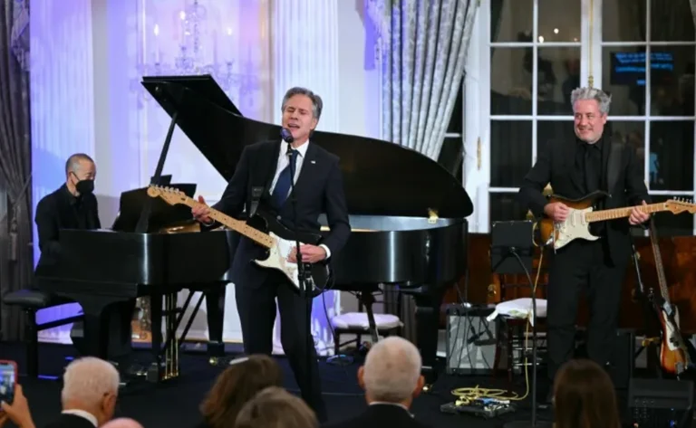 Sekretari Blinken me kitarë në nismën e re të diplomacsë muzikore amerikane