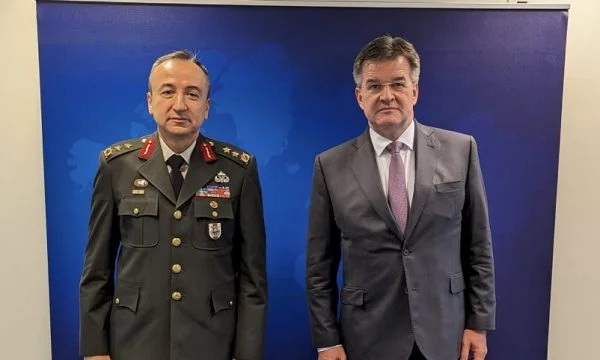 Lajçak takohet me komandantin e KFOR-it, bisedojnë për situatën aktuale në Kosovë