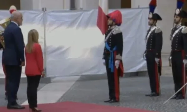 Rama pritet me ceremoni shtetërore nga kryeministrja Meloni
