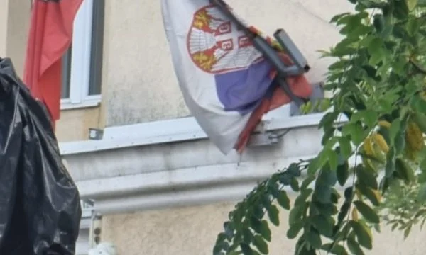 Ardita Sinani publikon një foto, akuzon Shqiprim Arifin se edhe Komuna e Preshevës mbajti zi për terroristët e sulmit në Banjskë