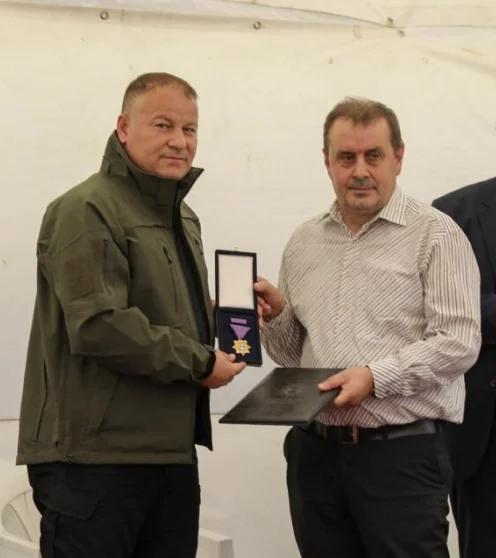 Familja e heroit Afrim Bunjakut nderohet me medaljen “Mburojë e Policisë”