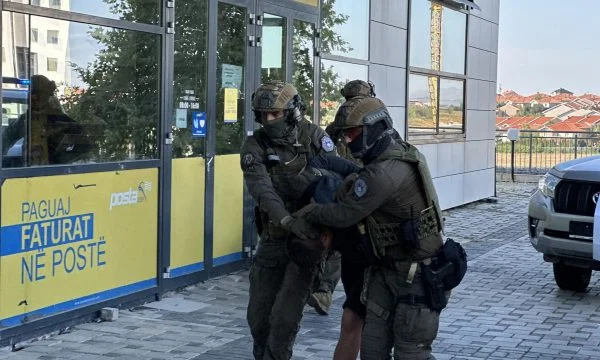 Dy terroristët serbë të arrestuar në Banjskë dërgohen në Gjykatë (VIDEO)