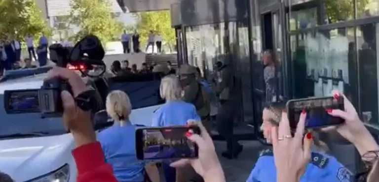 Momenti kur të arrestuarit për terrorizëm nxirren nga gjykata (VIDEO)