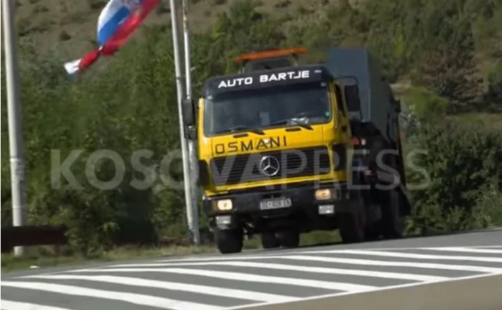 Largohet edhe autoblinda e dytë e grupit terrorist në Banjska (Pamje)